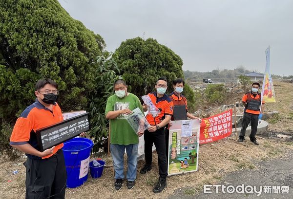 ▲南消二大隊玉井分隊，清明5天連假駐點望明里懷恩堂公墓巡邏，協調區公所共同執行創意「靜態防火宣導，有效吸引民眾注目。（圖／記者林悅翻攝，下同）