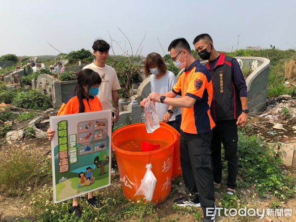 ▲台南市消防局一大隊鹽水消防隊，清明連假期結合義消吳宗政的水肥車，該車具有高壓水霧噴槍可裝水提供民眾水袋外，在雜草火警初期亦可協助防滅火。（圖／記者林悅翻攝，下同）