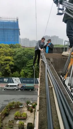 ▲▼《市井豪門》倪齊民毛毛雨中吊鋼絲掛高樓圍牆外！場面驚險             。（圖／民視）