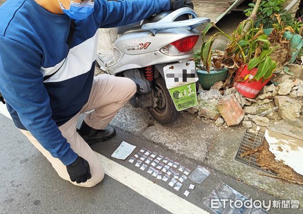 ▲▼警方在機車內起獲多包安非他命，逮捕外送的媽媽及進貨的兒子及分裝毒品的女兒             。（圖／記者陳以昇翻攝）