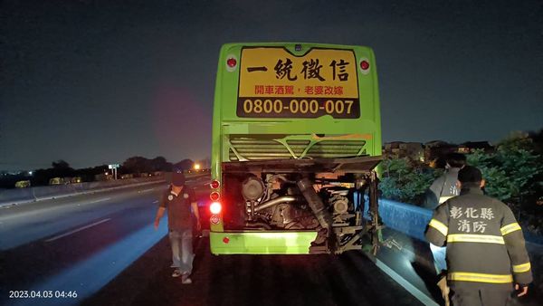 ▲國道1號204K國道客運自撞護欄及小客車翻覆。（圖／國道警方提供）