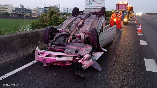 ▲國道1號204K國道客運自撞護欄及小客車翻覆。（圖／國道警方提供）