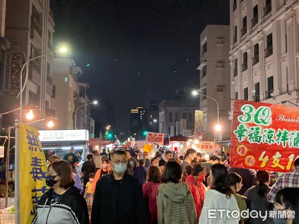 ▲高雄市六合夜市在清明連假迎來過往的榮景             。（圖／記者吳奕靖翻攝）