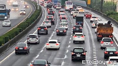 國道沒紅綠燈為何塞那麼久？除了車流量，日本研究發現「切換車道」影響更大