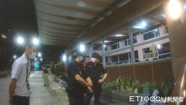 ▲新北女南下參加大港開唱，喝醉倒在捷運站口             。（圖／記者吳奕靖翻攝）