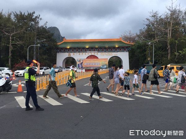 ▲恆春警方持續疏導交通             。（圖／記者陳崑福翻攝，下同）