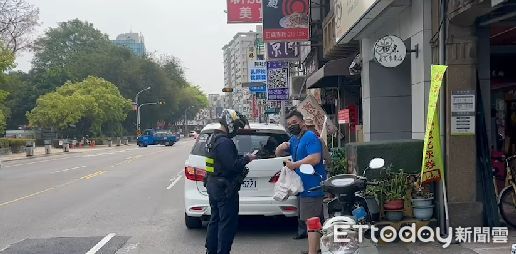 ▲清明節連續假期，熱門之海安商圈、國華街美食街每日都湧入數萬名遊客，市警二分局員警加強交通疏導違規取締。（圖／記者林悅翻攝，下同）