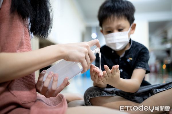 ▲▼女童疑似吃到未煮熟的蝦子而感染沙門氏菌，除了發燒外，又吐又拉還出現血便，住院治療後病情才好轉。（圖／門諾醫院提供，下同）