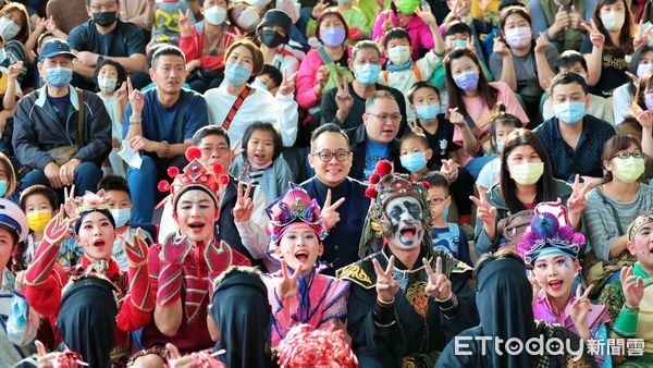 ▲海科館首演《尾大不掉海馬捲捲》 議長童子瑋與大小孩看戲。（圖／記者郭世賢翻攝）