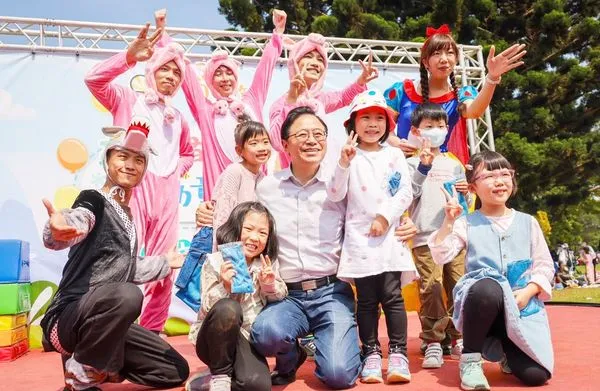 ▲桃園市長張善政今天在臉書上慶祝兒童節快樂。（圖／翻攝自張善政臉書）