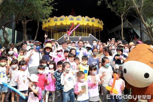 ▲台南市長黃偉哲特地到頑皮世界出席「春遊頑皮和動物一起童樂會」活動，親自與親子同樂，共度兒童節。（圖／記者林悅翻攝，下同）