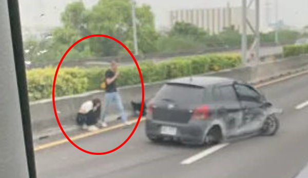 國道車禍！「長髮妹」摀臉蹲地　一旁站黑衣男。（圖／「記者爆料網」提供）