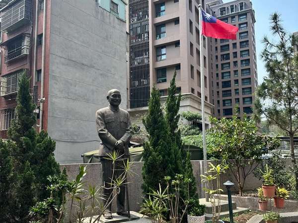 ▲桃園龜山眷村故事館於清明節舉辦「快閃Flash Mob升旗典禮」