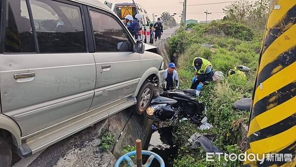 ▲▼移工雙載遭撞噴飛進田裡。（圖／民眾提供）