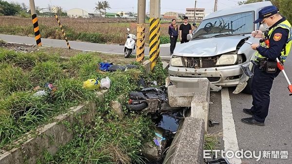 ▲▼移工雙載遭撞噴飛進田裡。（圖／民眾提供）