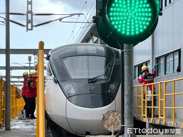 ▲▼台鐵EMU3000型大量投入清明疏運。（圖／台鐵）
