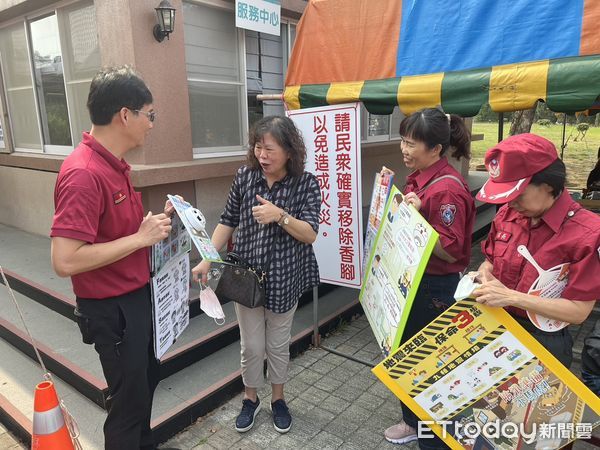 ▲清明節當日由麻豆區公所聯合麻豆消防分隊等公部門，於港尾示範公墓辦理清明祭祖暨防火宣導活動。（圖／記者林悅翻攝，下同）