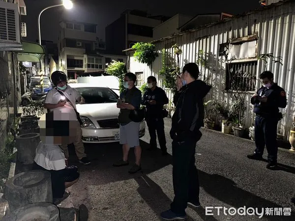 ▲台南市消防局接獲火警報案，出動消防人車，發現並非火災，疑係有人毆鬥，並發射信號彈，民眾擔心愛車被火波及，持滅火器滅火。（圖／民眾提供，下同）