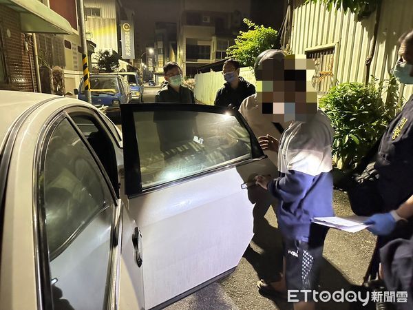 ▲台南市消防局接獲火警報案，出動消防人車，發現並非火災，疑係有人毆鬥，並發射信號彈，民眾擔心愛車被火波及，持滅火器滅火。（圖／民眾提供，下同）