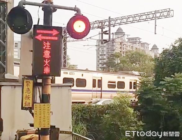 ▲桃園市1輛凌志轎車今天清晨誤闖永豐交流道且卡在鐵路上，台鐵列車改採單線雙線行駛。（圖／記者沈繼昌翻攝）