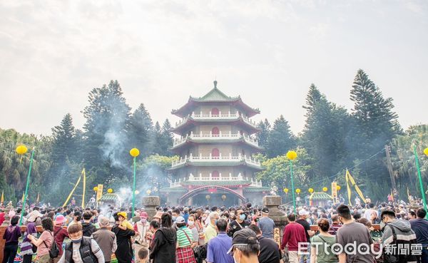 ▲今天是清明節，新屋區葉五美公祭祖活動湧入近8千子孫祭拜先人。（圖／記者沈繼昌翻攝）