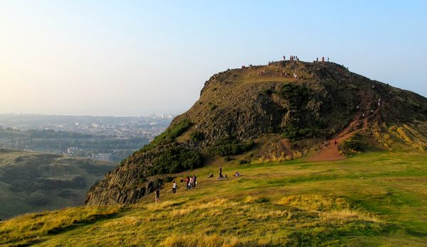 ▲▼愛丁堡知名景點亞瑟王座（Arthur`s Seat）。（圖／達志影像／美聯社）