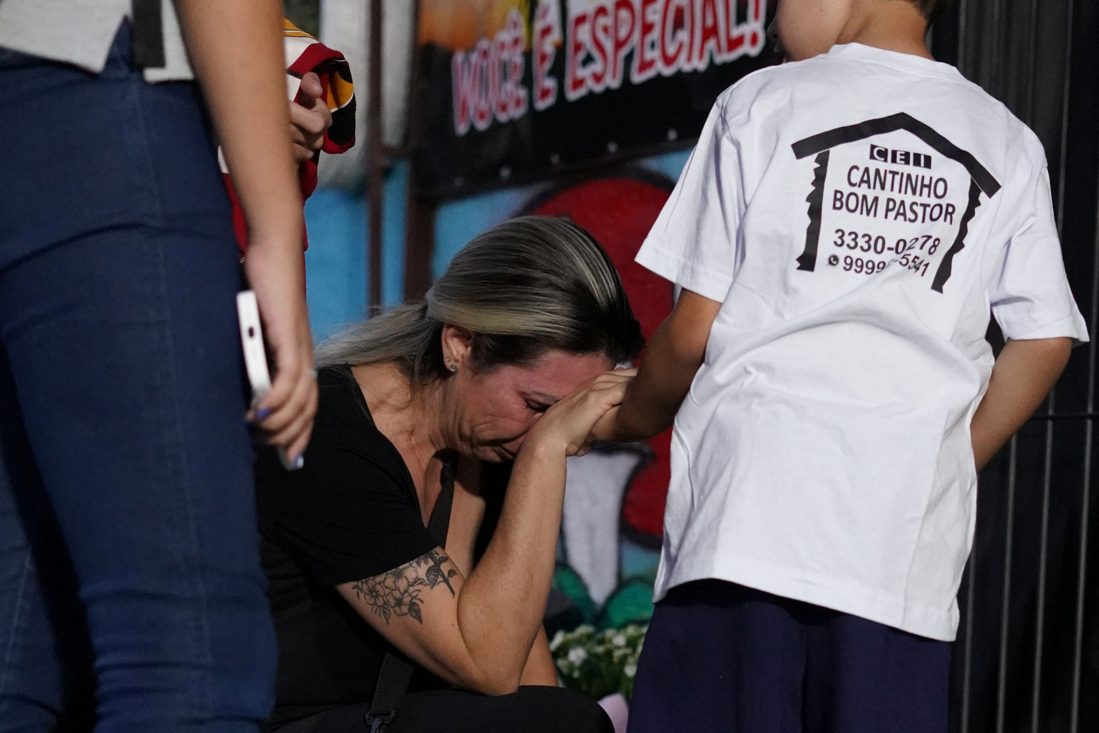 ▲巴西孩童遭到殺害，民眾紛紛獻花。（圖／路透）