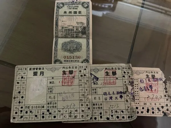 神！返鄉祖厝挖出60年前學生月票 網見校名跪了：全村都放炮。（圖／翻攝自爆廢公社）