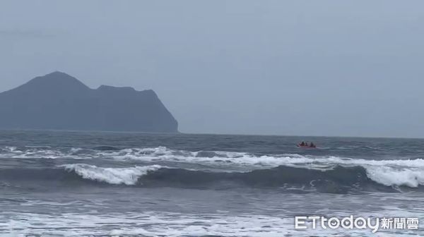 ▲▼宜蘭頭城外澳海灘溺水，1印尼籍男學生失蹤。（圖／記者游芳男翻攝）