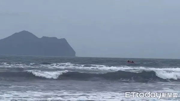 ▲▼宜蘭頭城外澳海灘溺水，1印尼籍男學生失蹤。（圖／記者游芳男翻攝）