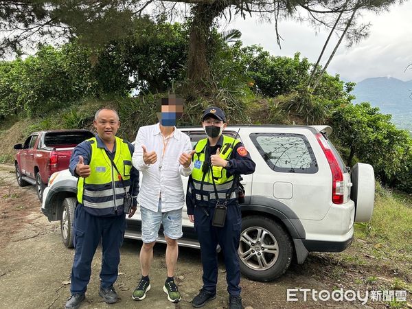 ▲▼2員警出動4輪傳動上山救援，用吊繩以車拉車的方式，協助受困車輛脫困。（圖／鳳林警分局提供，下同）