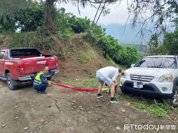 ▲▼2員警出動4輪傳動上山救援，用吊繩以車拉車的方式，協助受困車輛脫困。（圖／鳳林警分局提供，下同）