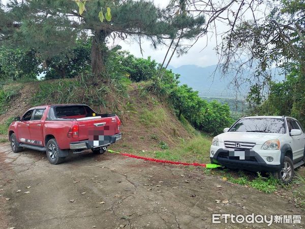 ▲▼2員警出動4輪傳動上山救援，用吊繩以車拉車的方式，協助受困車輛脫困。（圖／鳳林警分局提供，下同）