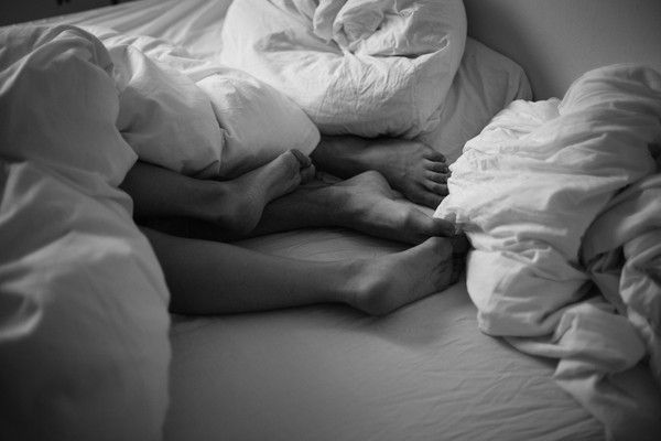 ▲男子與前女友及女友閨蜜酒後同床共枕。（示意圖／免費圖庫Pexels）