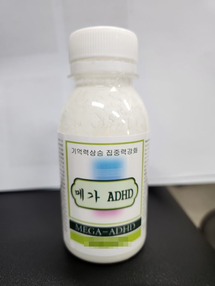 ▲▼南韓警方在首爾大峙洞破獲毒品犯罪組織，組織將來源不明、含有毒品成份的飲料遞給高中生。（圖／首爾江南警察署）