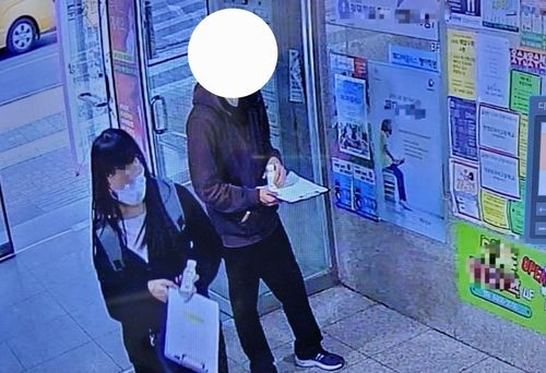 ▲▼南韓警方在首爾大峙洞破獲毒品犯罪組織，組織將來源不明、含有毒品成份的飲料遞給高中生。（圖／首爾江南警察署）