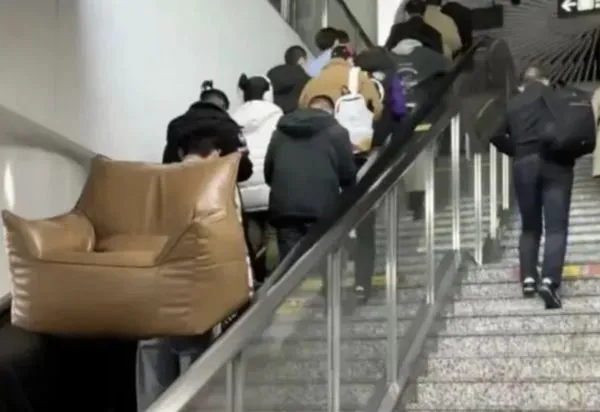 ▲浙江一名上班族訂製沙發背著搭地鐵，引起外界關注。（圖／翻攝錢江晚報）