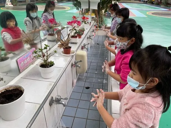 ▲進入腸病毒流行期，幼兒園落實養成洗手習慣。（圖／彰化縣衛生局提供）