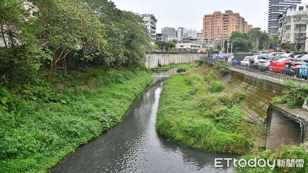 ▲見證瓦磘溝「水生態」蛻變 侯友宜：傾聽民意解決問題。（圖／新北市水利局提供）