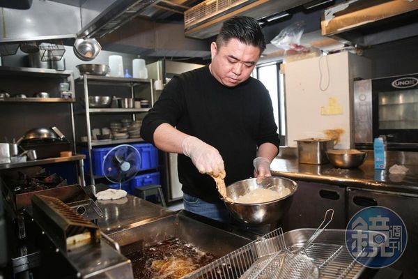 廚師出身的劉明道會親自研發新品，試做後請同仁們試吃，評估是否適合販售。