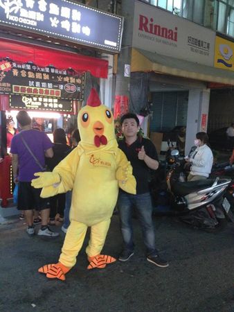 劉明道第一次創業是在高雄擺攤賣「點頭雞」，5年內開了20家分店。（翻攝社點頭雞粉絲專頁）