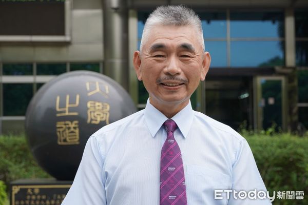 ▲新竹阿公59歲才念大學　自嘲老花記憶差：靠熬夜複習拼上碩士。（圖／中華大學提供）