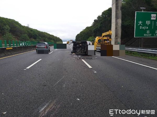 ▲▼一輛自小客車為了閃躲棉被而翻覆，造成國3北向165.7km回堵。（圖／民眾提供，下同）