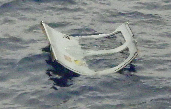 ▲▼  日本自衛隊黑鷹直升機墜海，發現疑似殘骸。（圖／路透）