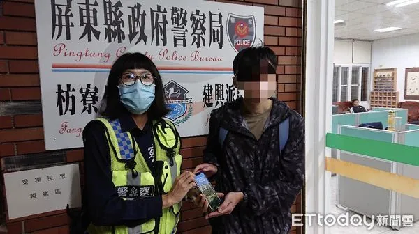 ▲枋寮警分局建興派出所所長李天寶、警員鄭貽尹幫龔生找到手機            。（圖／記者陳崑福翻攝）