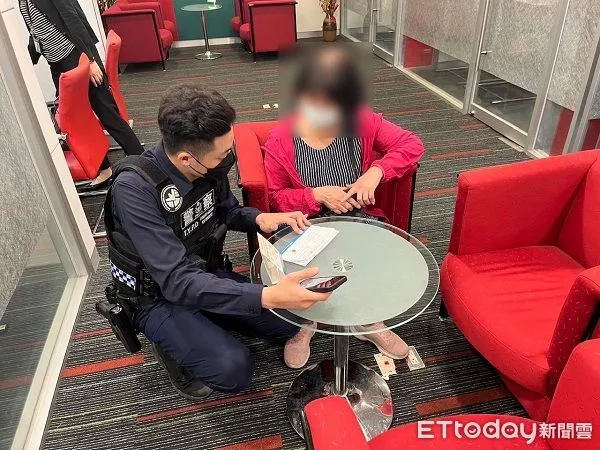 ▲詐團假冒親人向范婦求助滙款，警方到場勸說。（圖／平鎮警分局提供）