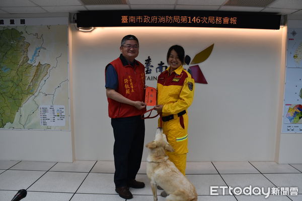 ▲台南市搜救犬隊技能大獲肯定，台南市消防之友會特頒贈獎勵金鼓勵。（圖／記者林悅翻攝，下同）