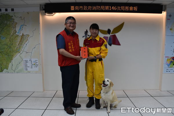 ▲台南市搜救犬隊技能大獲肯定，台南市消防之友會特頒贈獎勵金鼓勵。（圖／記者林悅翻攝，下同）