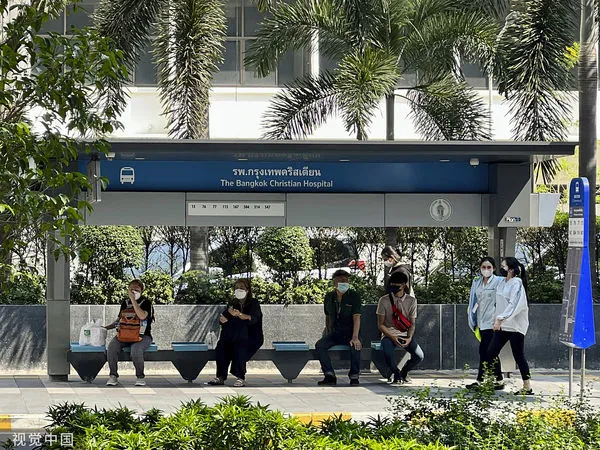 ▲▼ 泰國曼谷民眾6日坐在公車站陰涼處。（圖／CFP）