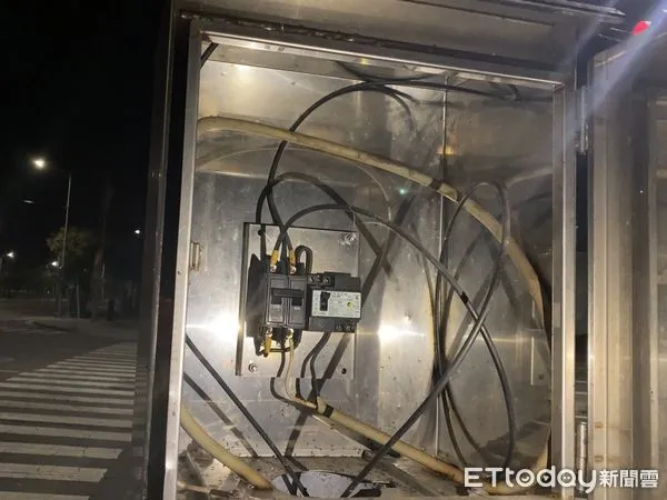 ▲虎尾一處路口號誌燈信號箱遭紅螞蟻攻佔，造成號誌燈異常故障。（圖／記者蔡佩旻翻攝）